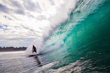 Surfer auf einer großen, brechenden Welle