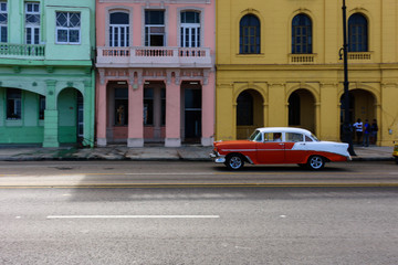 Fototapeta na wymiar Carro clásico en La Habana