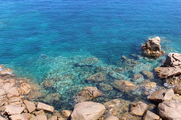 Meerwasser und Felsen