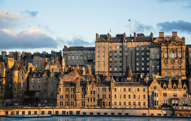Fototapeta na wymiar Atardecer sobre fachadas de edificios en Old Town de Edimburgo