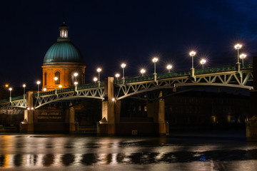 Puente sobre el r&iacute;o Garona en Toulouse, de noche
