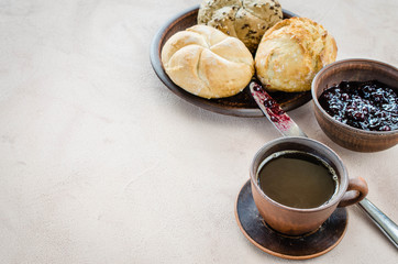 Obraz na płótnie Canvas Simple breakfast: coffee americano, fresh buns and jam.