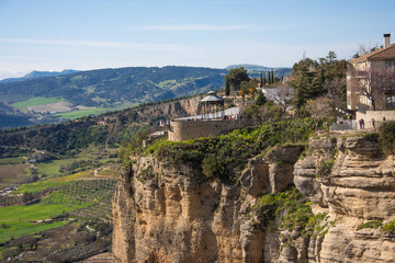Fototapeta na wymiar Vista de miradores de la ciudad de Ronda sobre el precipicio, con fondo de montañas verdes