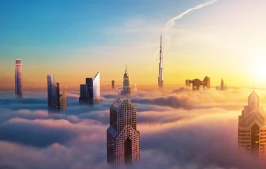 Deurstickers Stadsgebouw Dubai zonsondergang uitzicht op het centrum bedekt met wolken
