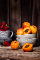 Albicocche e fragole