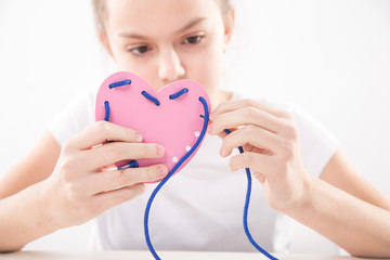  Integracja sensoryczna. Ćwiczenia na sprawność ruchową dłoni i palców. © doroguzenda