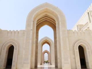 Fototapeta na wymiar outside scene of the Sultan Qaboos Grand Mosque, arab architechture masterpiece, Sultanate of Oman, Middle East