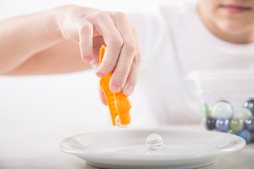 Terapia ręki. Ćwiczenia na sprawność ruchową dłoni i palców. © doroguzenda