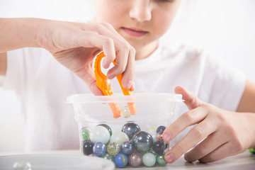 Terapia ręki. Ćwiczenia na sprawność ruchową dłoni i palców. © doroguzenda