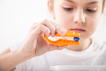 Terapia ręki. Ćwiczenia na sprawność ruchową dłoni i palców. © doroguzenda