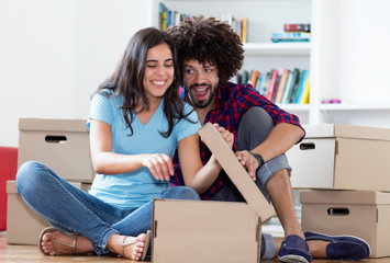 Paar räumt neue Wohnung ein