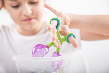 Terapia ręki. Ćwiczenia na sprawność ruchową dłoni i palców. © doroguzenda