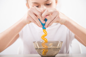 Integracja sensoryczna. Ćwiczenia na sprawność ruchową dłoni i palców.  © doroguzenda