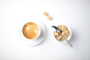 caffè espresso in tazza su sfondo bianco