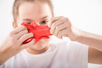 Terapia ręki. Ćwiczenia na sprawność ruchową dłoni i palców. © doroguzenda