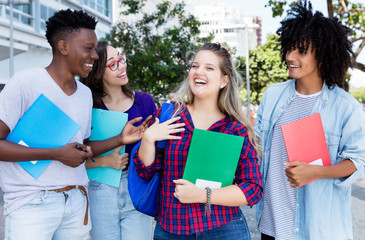 Fröhliche internationale Studenten in der Stadt