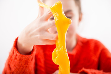 Terapia ręki. Ćwiczenia na sprawność ruchową dłoni i palców. © doroguzenda