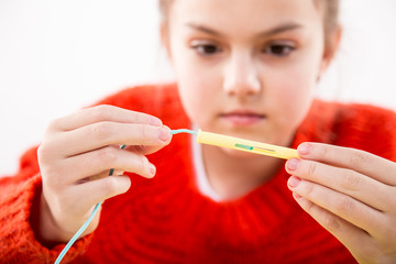 Terapia ręki. Ćwiczenia na sprawność ruchową dłoni i palców. © doroguzenda