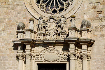 Cattedrale di Otranto; coronamento del portale con statue e stemma vescovile