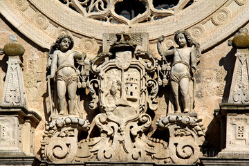 Cattedrale di Otranto; coronamento del portale con statue e stemma vescovile