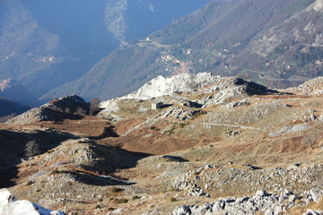 Fototapeta na wymiar old quarries of marble extraction on the Apuan Alps on a winter day