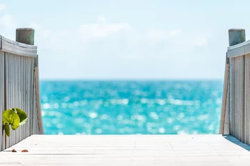 Foto auf Acrylglas Abstieg zum Strand Hollywood, USA Strandpromenade in Florida Miami mit Holztreppen und niemandem mit Bokeh, verschwommenem, verschwommenem Hintergrund aus blauem Meerwasser während des Tages