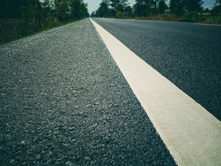 Obraz premium asphalt road in green field
