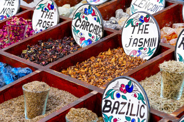Gewürze und Samen auf dem orientalischen Markt