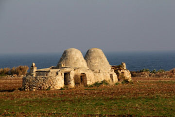 antichi trulli nella campagna presso Polignano a Mare (Bari)