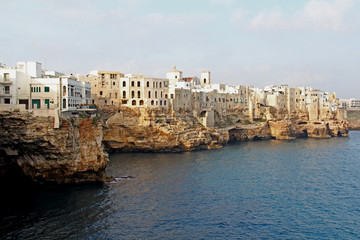 vista panoramica di Polignano a Mare, con le case a picco sugli scogli