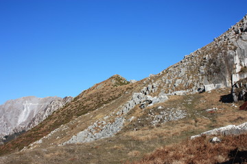 Fototapeta na wymiar spectacular portrait of the tops of the mountains. the atmosphere is serene and wild