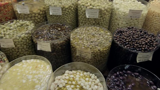 Green olives, black olives and other foods in the municipal market of São Paulo