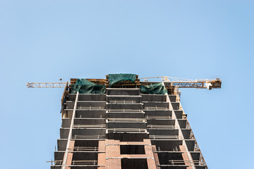 Naklejka premium multi-storey residential building against the blue sky