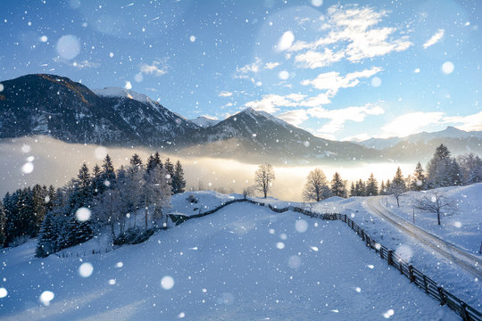 Vereiste Strasse bei Schneefall in den &ouml;sterreichischen Alpen im Winter, Schneeketten Pflicht in &Ouml;sterreich