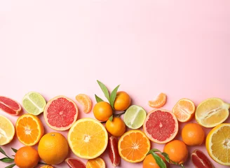 Fototapete Früchte Verschiedene Zitrusfrüchte auf farbigem Hintergrund, Ansicht von oben. Platz für Text