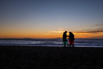 Fototapeta na wymiar couple at sunset 