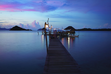 Obraz premium Wooden bridge at dusk Koh Mak, Trat Thailand