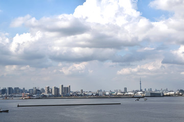 Fototapeta na wymiar ベイエリア高層ビル群の街並みと東京スカイツリー