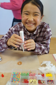 粘土　笑顔　楽しい　図工　スイーツ　趣味　樹脂粘土　少女　小学生　作る　楽しむ