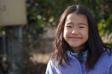 笑顔の少女　小学生　可愛い　アウトドア