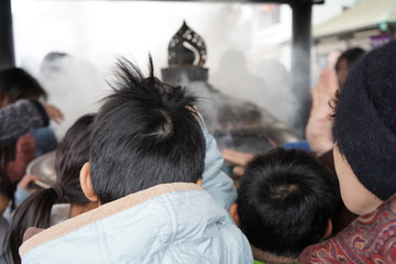 香炉　お寺　お香　煙　ご利益