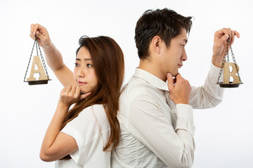 AとBを比較するカップル