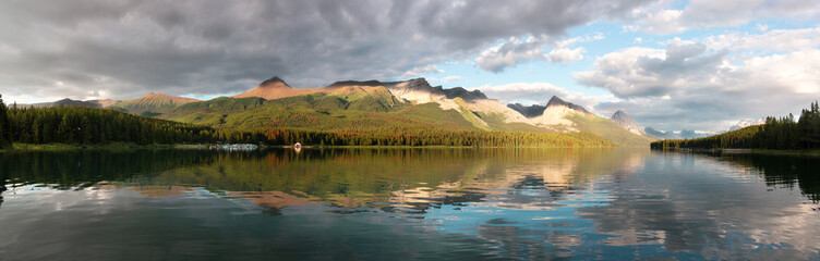 Fototapeta na wymiar maligne lake panorama