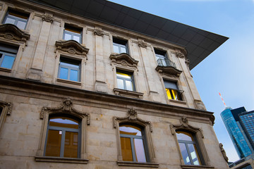 Fototapeta na wymiar bewohntes altes Haus mit beleuchteten Fenstern in Frankfurt