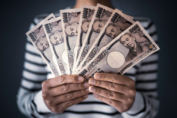 お金を数える女性