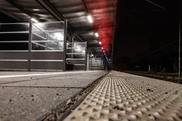 Papier Peint photo Gare Leerer Bahnsteig bei Nacht