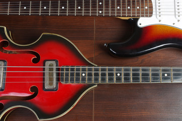 Obraz na płótnie Canvas Bass guitar and electric guitar on a wooden table