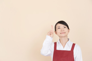 エプロンの女性
