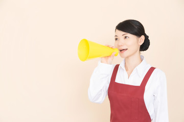 エプロンの女性