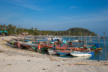 Fototapeta na wymiar Fishing boats at the beach on Koh Samui in Thailand.